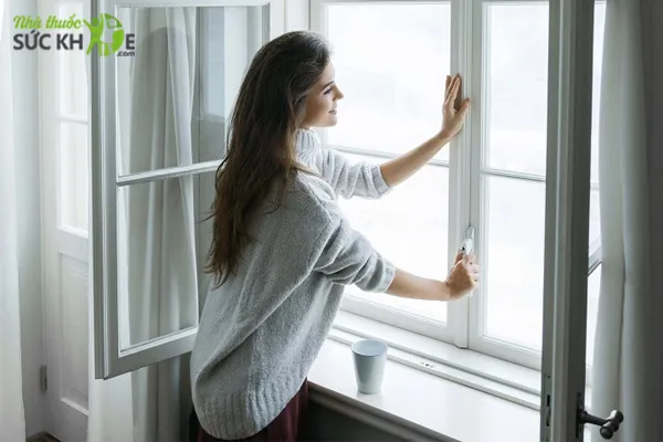 Tr&aacute;nh tiếp x&uacute;c với c&aacute;c t&aacute;c nh&acirc;n g&acirc;y dị ứng gi&uacute;p giảm nguy cơ mắc bệnh