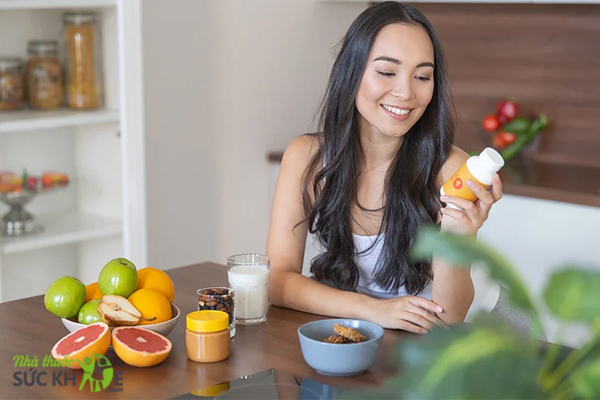 Vitamin tổng hợp cho phụ nữ dưới 50 gi&uacute;p cơ thể dẻo dai, c&acirc;n bằng nội tiết