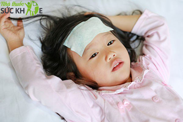 Sử dụng miếng d&aacute;n hạ sốt c&oacute; hiệu quả hạ sốt nhanh&nbsp;