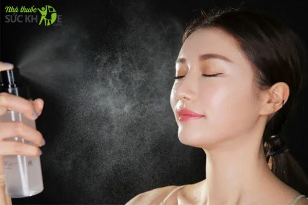 Xịt kho&aacute;ng cấp ẩm cho da kh&ocirc;