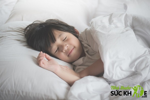 Ngủ đ&uacute;ng v&agrave; đủ hỗ trợ tăng chiều cao