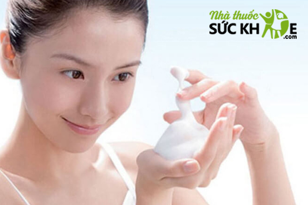 L&agrave;m sạch da gi&uacute;p ngăn ngừa nguy cơ g&acirc;y mụn v&agrave; l&atilde;o h&oacute;a da