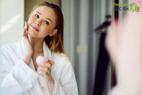 Kem dưỡng ẩm gi&uacute;p l&agrave;m mềm da, duy tr&igrave; độ ẩm tr&ecirc;n da